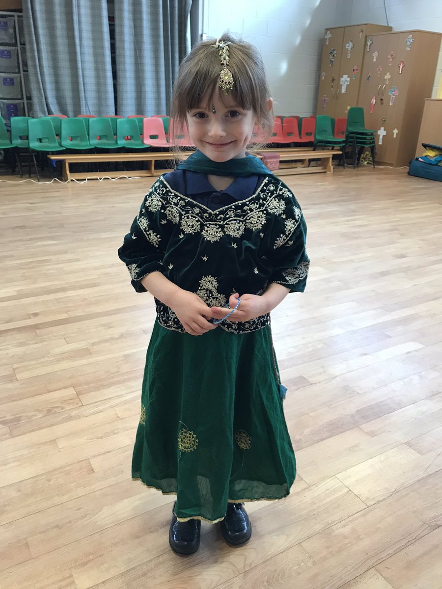 STAClassBirch's tweet image. YR had a fab morning learning about Indian and Hindu customs &amp;amp; traditions with our very special visitor, Sunita. All the children got to dress up and learn some Indian dances, and we all learnt about the story of Rama &amp;amp; Sita. We had so much fun! #TheIndianExperience #teamstannes