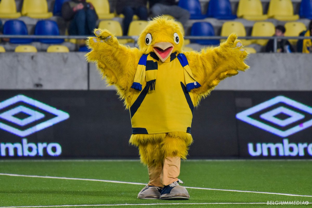 stvv's tweet photo. 🎫🐥 Tickets STVV - Club Brugge te koop in de fanshop, don en vrij tussen 14 uur en 19 uur, en online.
Ticketverkoop eindigt vrijdagavond 19.00 uur in de fanshop. Online eindigt de verkoop middernacht.
‼️ Loketten gesloten op wedstrijddag.
#STVV #Ticketing #STVBRU https://t.co/miMDdqjOIL