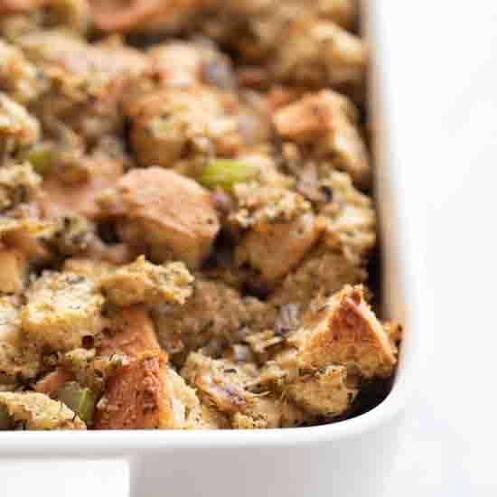Vegan stuffing, a delicious, hearty, healthy, plant-based version of this classic Thanksgiving or Christmas side dish, made with just 10 ingredients. simpleveganblog.com/simple-vegan-s… #vegan #sidedish #side #christmas #vegetarian