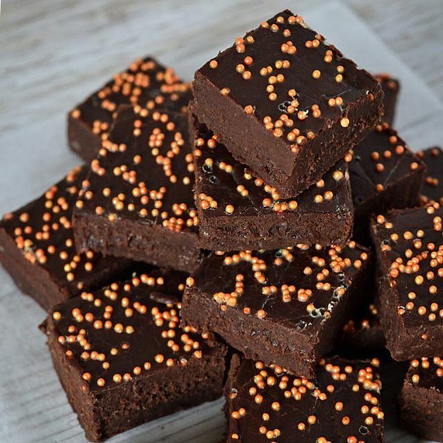 CHOCOLATE ORANGE FUDGE 🍊🍫
.
New recipe on Baking with Granny! Easy peasy Chocolate Orange Fudge.
.
A super indulgent treat, ideal as a homemade Christmas gift. And best of all, you make it in your slow cooker!
.
#bakingwithgranny #christmasbaking #ch… ift.tt/2Lr5L8v