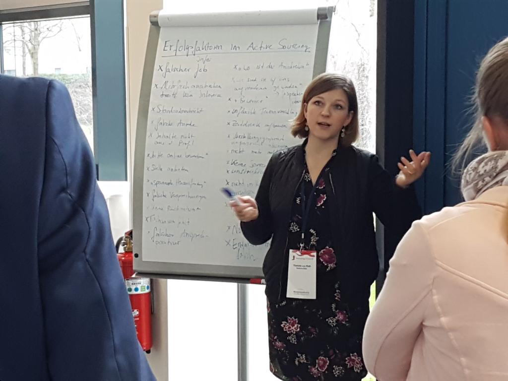 #rcf19 <a href="/CvKress/">Charlotte von Riess</a> in Action in der Diskussion zum Active Sourcing - eine zentrale Frage der Gruppe: intern oder extern organisiert - was funktioniert?
