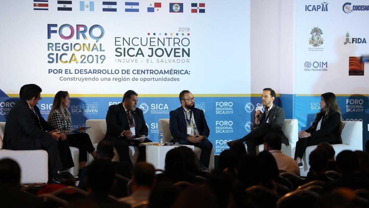 sg_sica's tweet photo. Mejorar las condiciones de vida de los habitantes de cada país del #SICA, es el fin último de las tecnologías de la información. Es importante generar una transformación digital y convertirla en una política pública innovadora a nivel regional. #CentroaméricaDigital #ForoSICA2019 https://t.co/RxLRYrM5mk