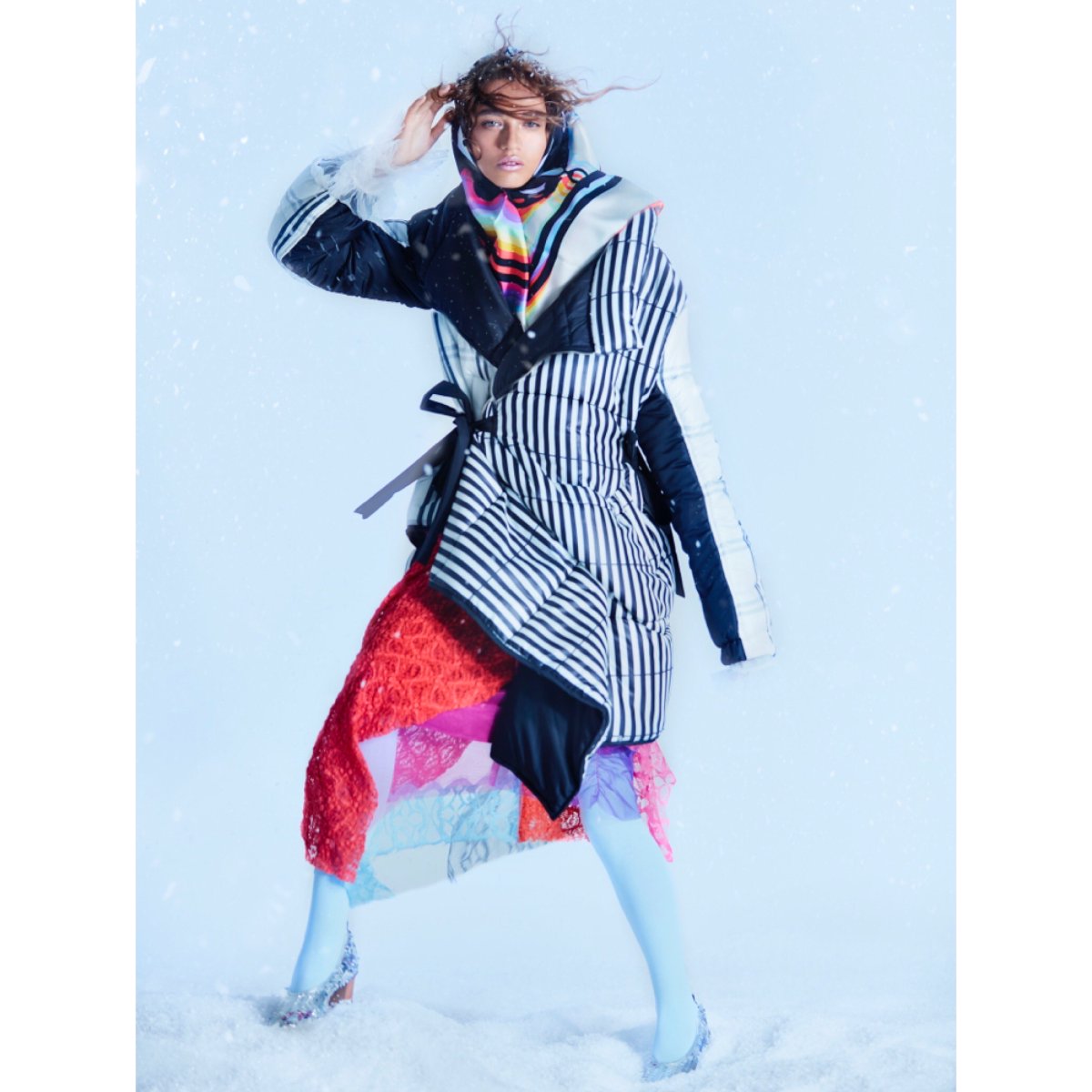 BANGSalonTO's tweet photo. Winter... but make it fashion.
❄️ @GlobeStyle
#hair @SarahAmson
#makeup @simoneotis
#photos #AlvaroGoveia
#styling #GeorgiaGroom
#artdirector @Benj_MacDonald
#editor #AndrewSardone
#setdesign #JamesReiger
#nails #WendyRorong
#model #LexiUpshaw @EliteToronto
#clothing #moncler
#rp https://t.co/BLtDsPhmAp