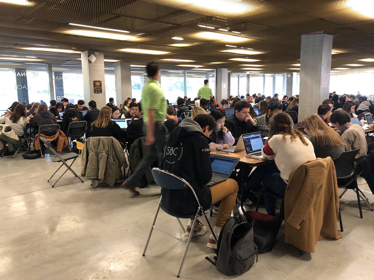 EDHEC_BSchool's tweet photo. This week we had the #capestone business game with campsim Chicago and over 900 #EDHEC involved from all our graduate programmes. The 144 teams worked on 24 industries! #MakeAnImpact https://t.co/9fzimQ5gUH