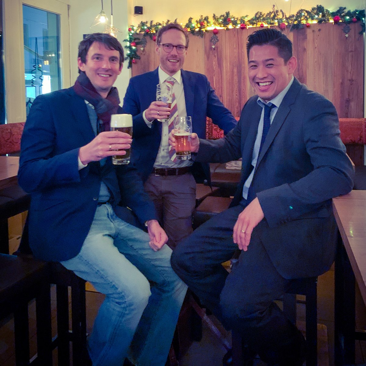 DrAndrewChoong's tweet image. After a great day of conferencing #mac2019 #mvc2019 and excellent talks, a Mary’s vascular reunion. #tbt to 2014 when @Colinbicknell was the boss, I was the SR, and @MatthiasTrenner was the overseas fellow. @ImperialMed @ImperialVasc