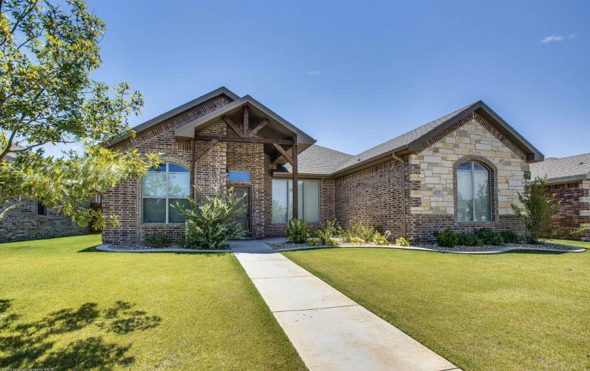 LuxeAmarillo's tweet photo. Open house this Sunday 2-4 in LUBBOCK! 
Beautifully maintained 3/2/2 home in Frenship ISD. 
Large open concept floor plan with new carpet throughout, features a spare room that can be used as an office/4th bedroom! 
Back patio was recently enlarged with a gorgeous pergola. https://t.co/fYVneh0RdJ