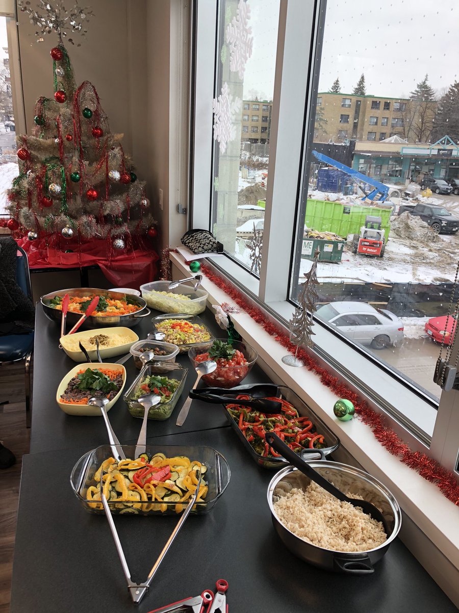 AllianceON's tweet photo. We’re @StonegateCHC today w/ @ShannonMartinTV &amp; @CBCToronto to capture how #socialprescribing is a vital pathway between primary care &amp; programs like @aplaceforfood’s FoodFit program, which integrates cooking, exercise &amp; a chance to meet people. Watch for the story later in Dec! https://t.co/bMDXZXceLQ