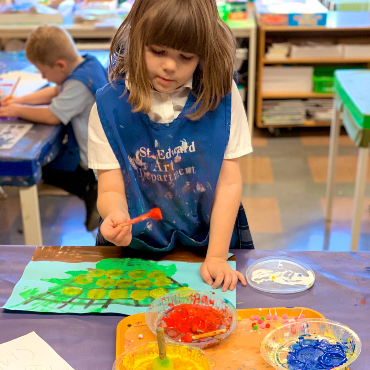 stedward307ART's tweet photo. Kinders trimming their trees. 🌲Each tree is different, just like each of our students are unique individuals expressing their own creativity👨🏻‍🎨👨🏽‍🎨👨‍🎨🧑🏻‍🎨👨🏿‍🎨. @StEdwardChi #tabartstudio #elementaryart #messy https://t.co/0Ck7ifZK56