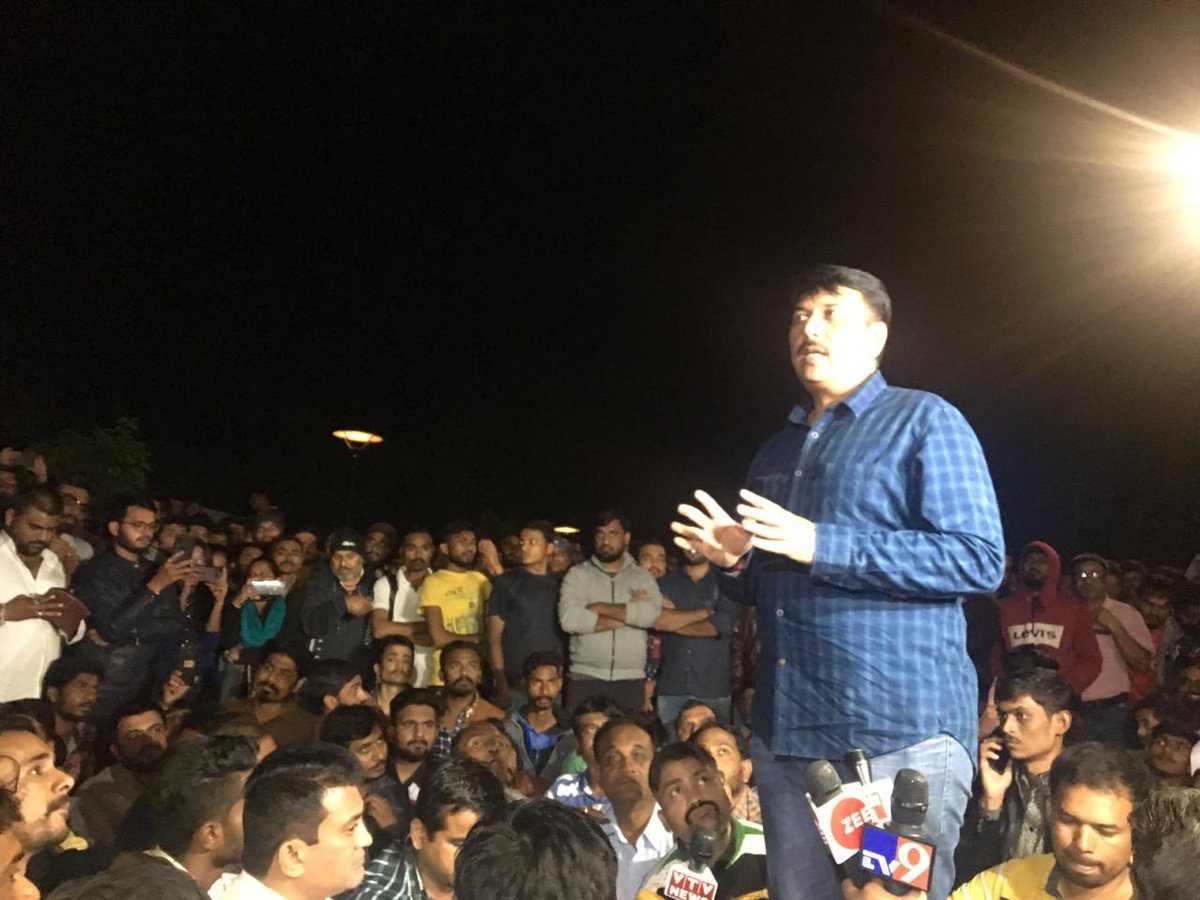 AmitChavdaINC's tweet photo. गुजरात की निष्ठुर भाजपा सरकार के सामने परीक्षा में गडबडी के कारण परीक्षा रद करने की मांग को लेकर पिछले 48 घंटों से आदोलन कर रहे युवाओ के साथ आधी रात को रास्ते पर बैठकर उनकी मांग के समथँन में कोंग्रेस कायॅकता ।
#binsachivalayexamcancel 
#Save_Gujarat_Student https://t.co/LoMNzjWp9o