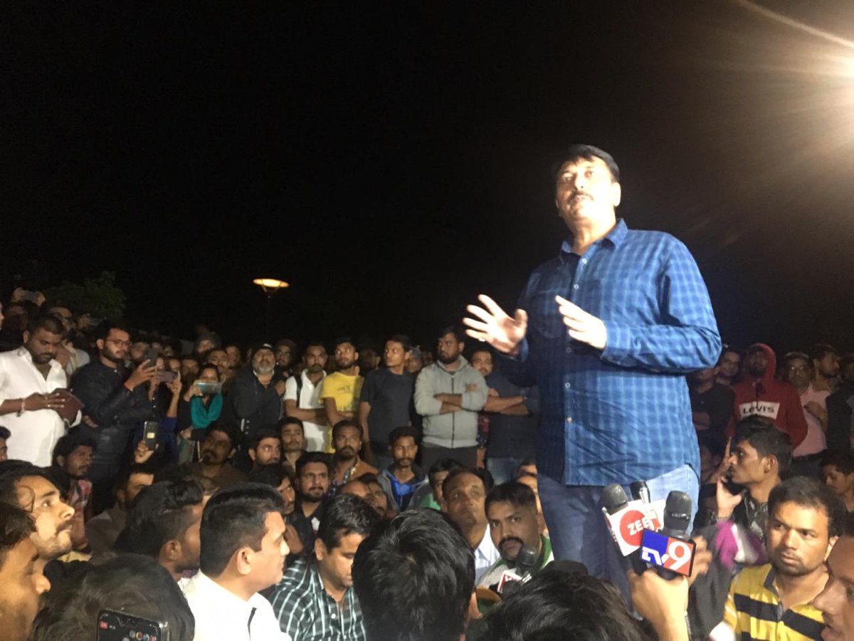 AmitChavdaINC's tweet photo. गुजरात की निष्ठुर भाजपा सरकार के सामने परीक्षा में गडबडी के कारण परीक्षा रद करने की मांग को लेकर पिछले 48 घंटों से आदोलन कर रहे युवाओ के साथ आधी रात को रास्ते पर बैठकर उनकी मांग के समथँन में कोंग्रेस कायॅकता ।
#binsachivalayexamcancel 
#Save_Gujarat_Student https://t.co/LoMNzjWp9o