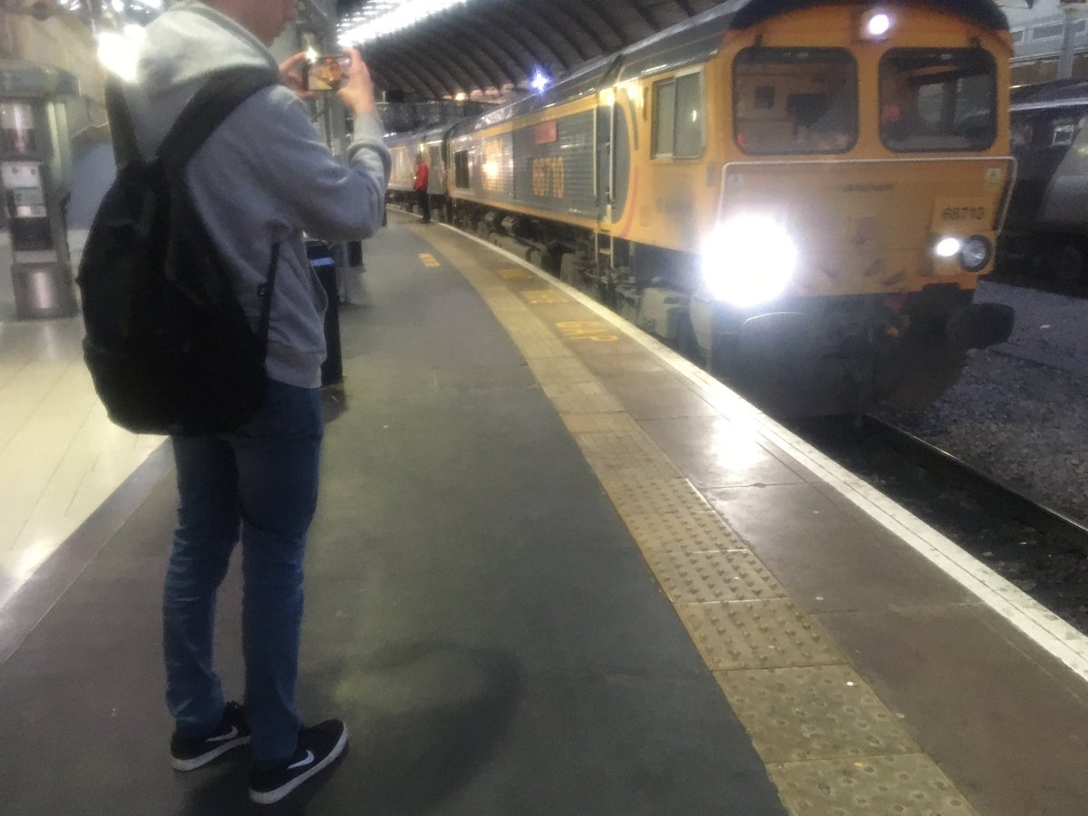 aaran_denny's tweet photo. @LNER @skeldon_jack @JakeTrainsPNR @BTP @northernassist It’s not big and it’s not clever https://t.co/uuFsnMMi6M