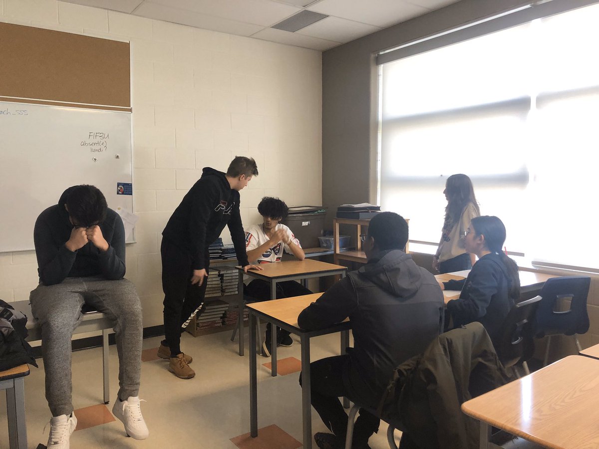 Les témoins Anytos et Aristophane sont questionnés par les avocats pendant le procès de Socrate. -Histoire du Monde, 11e année | Witnesses Anytos and Aristophanes being questioned by lawyers at the trial of Socrates. - Gr. 11 World History FI