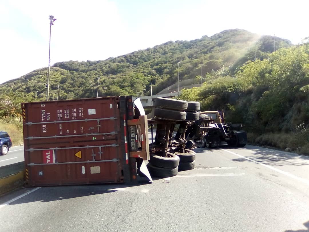 azulradioweb's tweet photo. #Tráfico : Precaución en la autopista Caracas La Guaira. Reporte: @FreddyGodoyG1 https://t.co/zA58kxnhL9