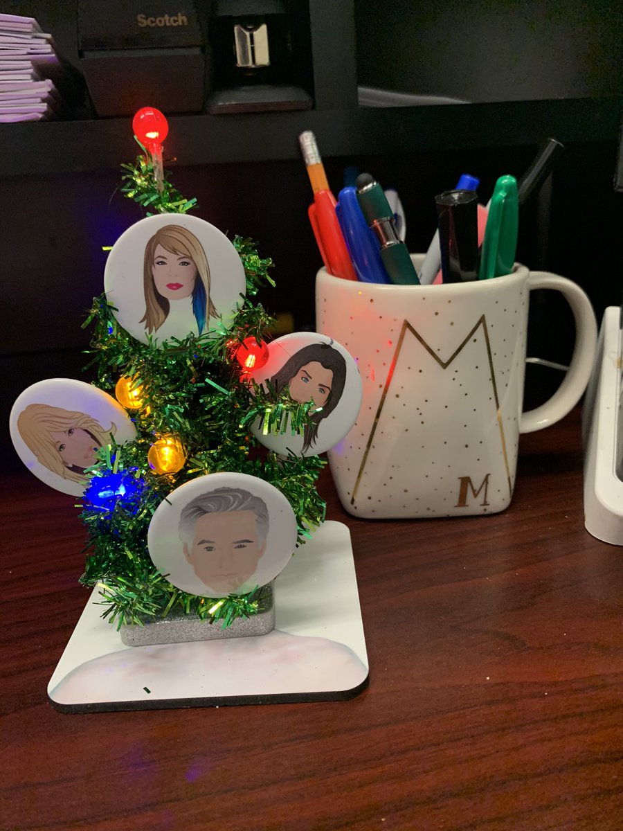 theLandofKoz's tweet photo. My desk Christmas tree is up! What do you think? @nbcdays #Days #Doolmoji #Jarlena #Jate #Karlena #Jope #Kope https://t.co/Xjhq3HNqgo
