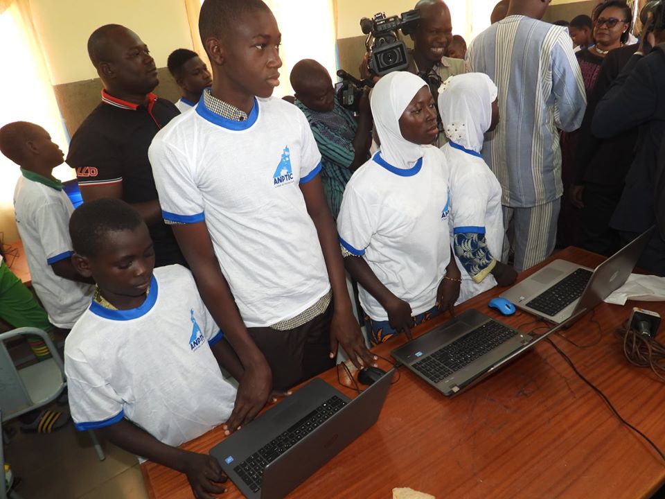e_burkina's tweet photo. En marge de la célébration des festivités du 11 décembre 🇧🇫🇧🇫2019, @anptic   organise une campagne d'initiation à l'informatique du  02 au 14 décembre 2019 dans la cité de Naba ZOUNGRANA à Tenkodogo, au profit des élèves et professionnels. https://t.co/qCingCfYlH
