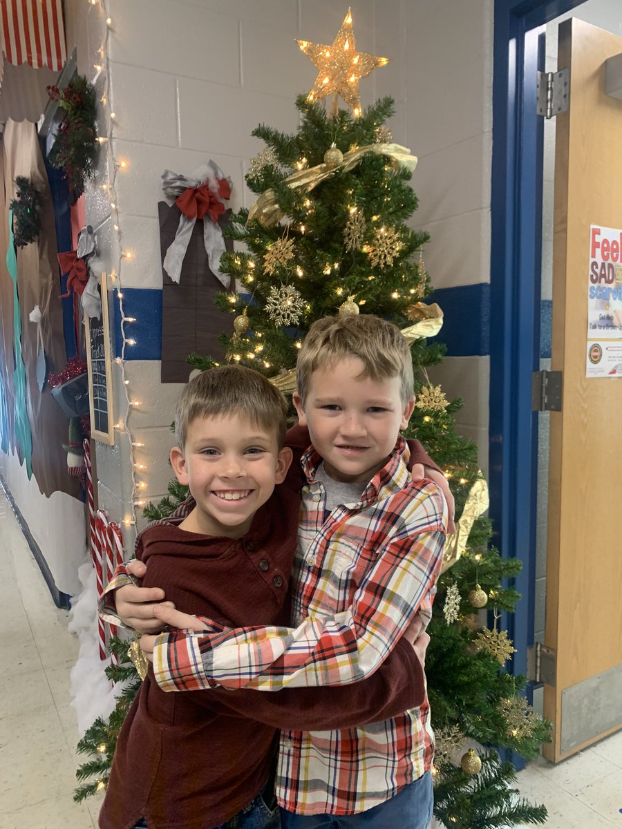 MrsDodd's tweet photo. Happy Holidays from our “Framily” (friends who are like family) to YOURS! #2ndGrade #LostRiverElementary #HappyHolidays #Room209 https://t.co/ueHJxqtP3R