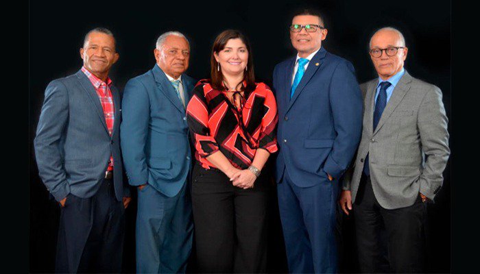 En tiempos de comunicación tóxica recomiendo al los decanos la bella <a href="/Leila_Mejia/">Leila Mejía</a> Don <a href="/fafataveras/">Fafa Taveras</a> <a href="/domingo_paez/">Domingo Páez</a> <a href="/nieves_rd/">Ricardo Nieves</a> y Don Andrés L Mateo por <a href="/rumbodelatarde/">El Rumbo de la Tarde</a> de 03:00 a 05:00 98.5fm

Comunicación para reflexionar