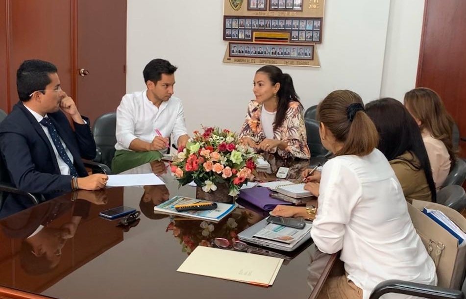 ProPacificoOrg's tweet photo. Seguimos fortaleciendo la gobernanza en salud y la iniciativa #CityCancerChallenge. #Hoy discutiendo nuevas estrategias para mejorar el acceso efectivo de los pacientes con la diputada @MariluzZuluagaS, el equipo del diputado Ramiro Rivera y otros actores. https://t.co/3lGXzPLcea