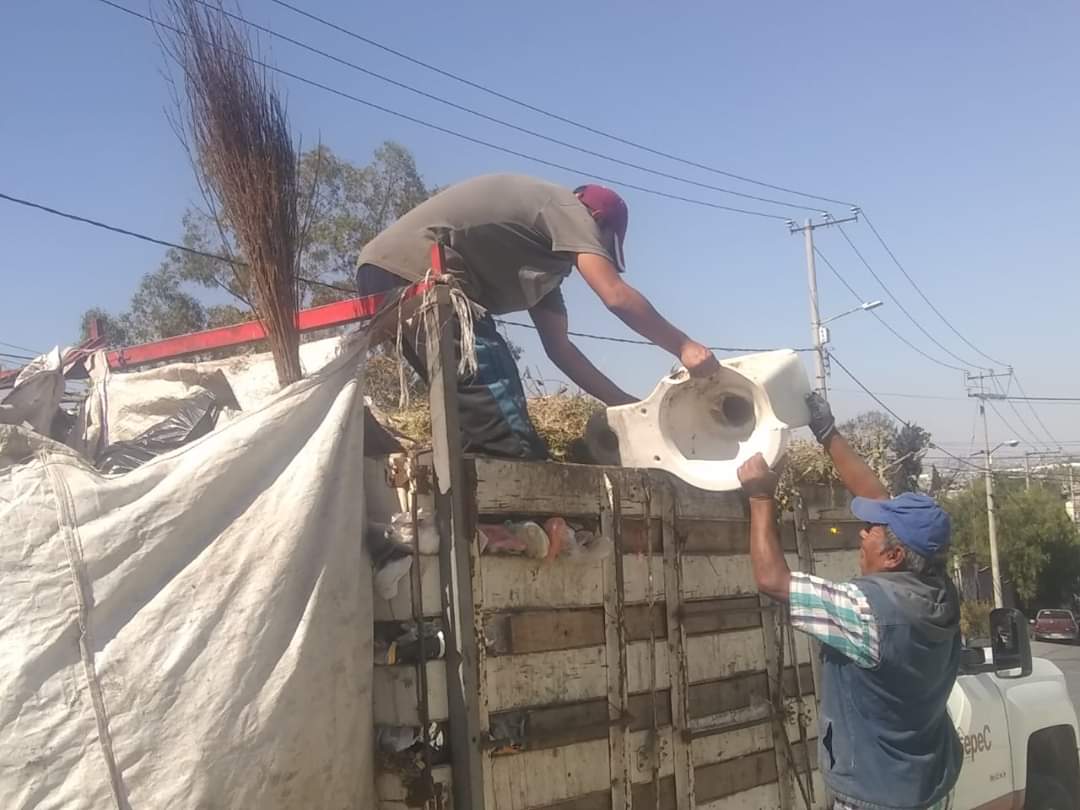 ethernandezley's tweet photo. Atendiendo la peticion de los vecinos de la localidad Guadalupe victoria y en coordinación con la direccion de servicios publicos,se retiro una considerable y molesta acumulación de escombro y basura del Centro de Atencion Multiple (CAM 37). https://t.co/uuu1aNBztV