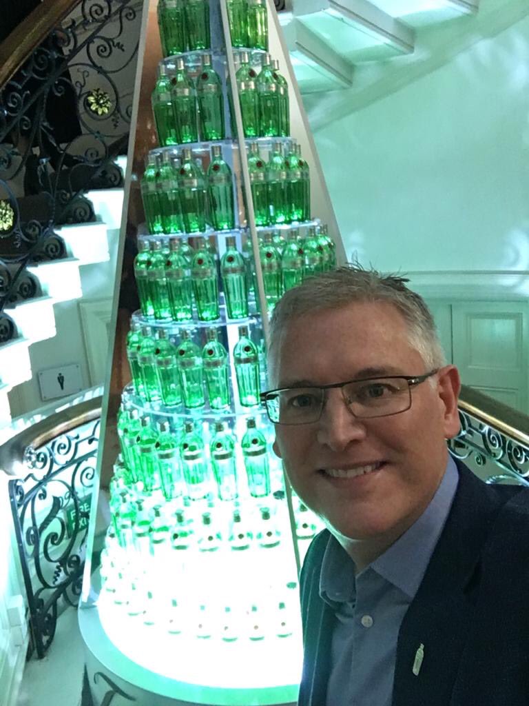 terryfraser05's tweet photo. It’s Xmas 😂. #Tanqueray 10 #Bloomsbury House https://t.co/i5QyRnoHdS