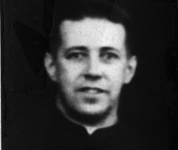 p_hurtado's tweet photo. Cuatro días antes de morir, el @p_hurtado dijo: Al partir, volviendo a mi Padre Dios, me permito confiarles un último anhelo: el que se trabaje por crear una cama de VERDADERO AMOR Y RESPETO AL POBRE, porque el pobre es Cristo. “Lo que hagas al más pequeñito, a mí me lo haces”. https://t.co/vnOEqFrk69
