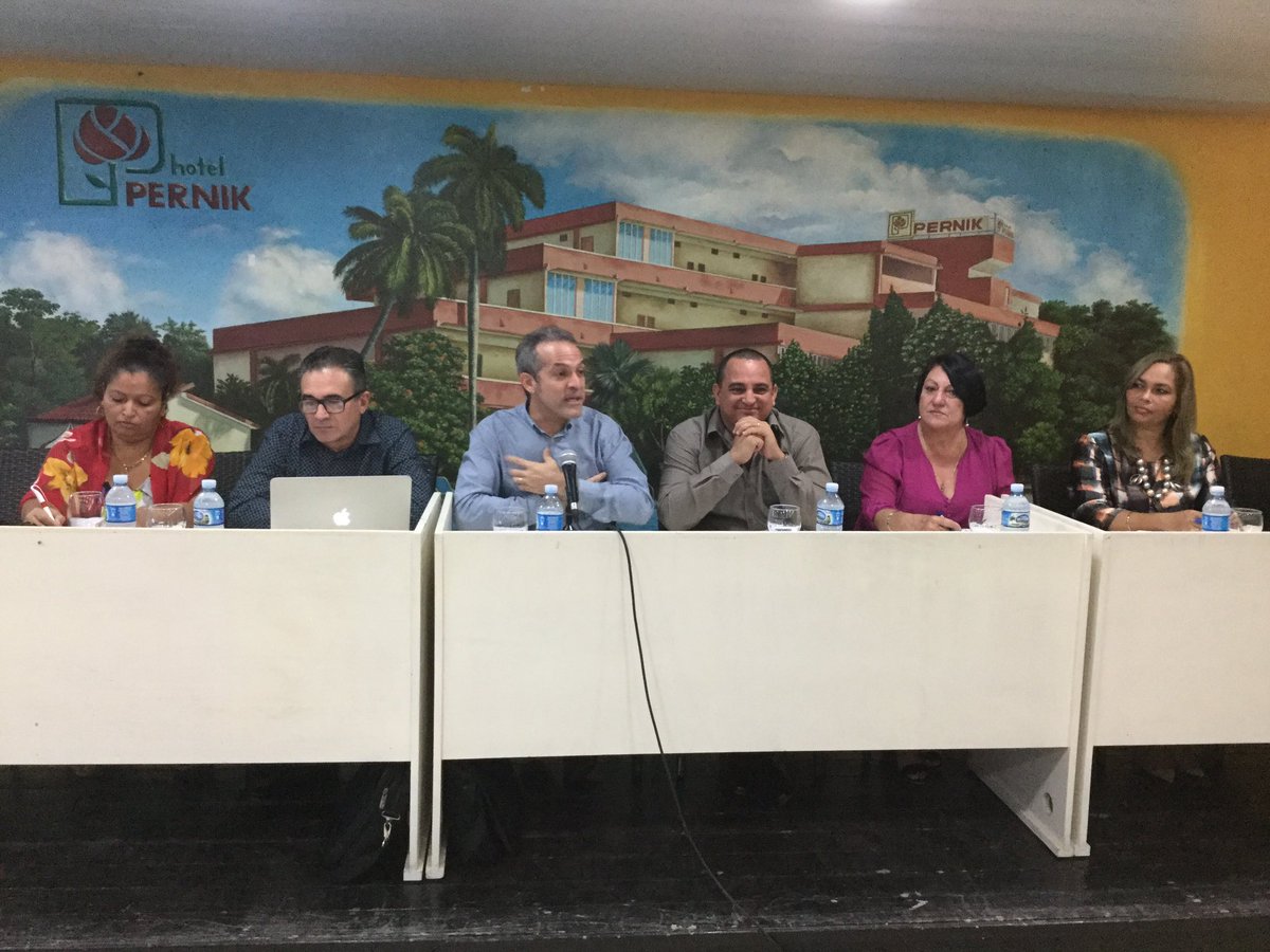 DrCsLuisVelazq's tweet photo. Desde Holguín, la tierra de Calixto García, cuna del Comandante y del General de Ejército, iniciamos la capacitación sobre las políticas de la ciencia. Más de 200 personas asisten. Presente la Filial de la ACC @ElbaRosaPM @DrRobertoMOjeda @cienciaencuba @DiazCanelB https://t.co/TdSwsqDz3p