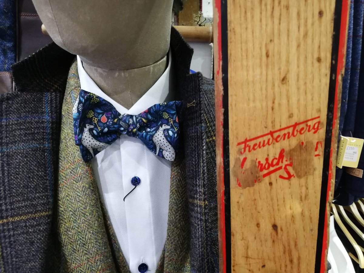 eclectichound's tweet photo. #windowedit
@GurteenMenswear 3/4 length #tweed #checks #jacket &amp; 3 piece #tweedsuit
@LibertyLondon #tanalawn  #bowtie &amp; #pocketsquare by @RalphRules14 #handmade in #Winchester @FultonUmbrella #commissioner with Elmwood handle.
.
.
.
#mensfashion #winchesterindependents #antibland https://t.co/yvCUUCQV1M