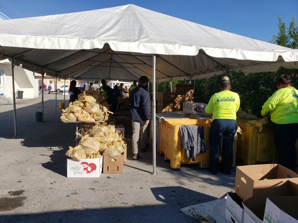 ErnieSierraMPD's tweet photo. The Farm Share at Florida Medical Center has begun and over 500 families will receive meals. Always great to partner up with such important stakeholders in our community. @CityofMiami @MiamiPD @YarielDiazMiami https://t.co/NcuPHVHmBm