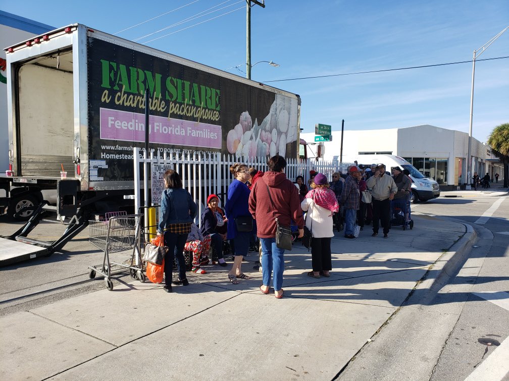 ErnieSierraMPD's tweet photo. The Farm Share at Florida Medical Center has begun and over 500 families will receive meals. Always great to partner up with such important stakeholders in our community. @CityofMiami @MiamiPD @YarielDiazMiami https://t.co/NcuPHVHmBm
