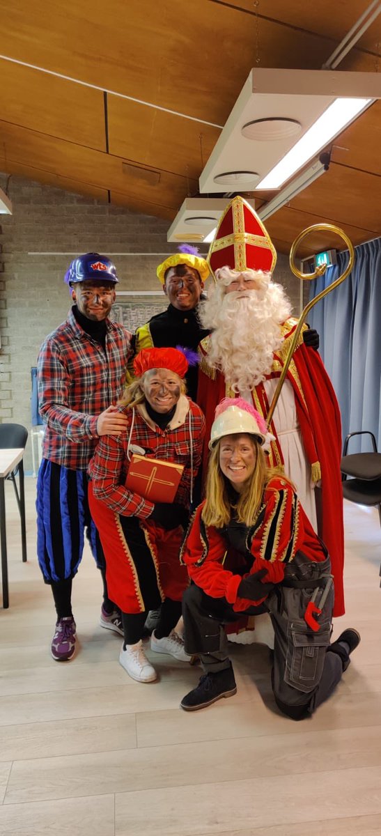 Dankzij de enorme inzet van o.a. onze actieve ouders vierden we vandaag een zeer geslaagd Sint feest op ons Kindcentrum. Sint had zijn ‘kluspieten’ en klusbus meegenomen om mee te werken aan onze nieuwbouw 😊