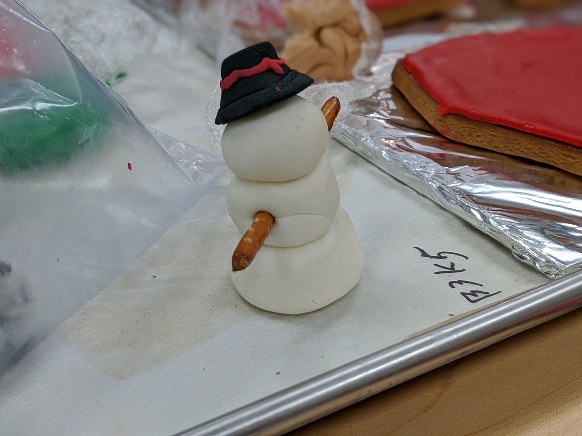 Westcooks's tweet photo. Gingerbread houses in the making! #HolidayVibes #SayYesToFCS https://t.co/2U3kexPW5s