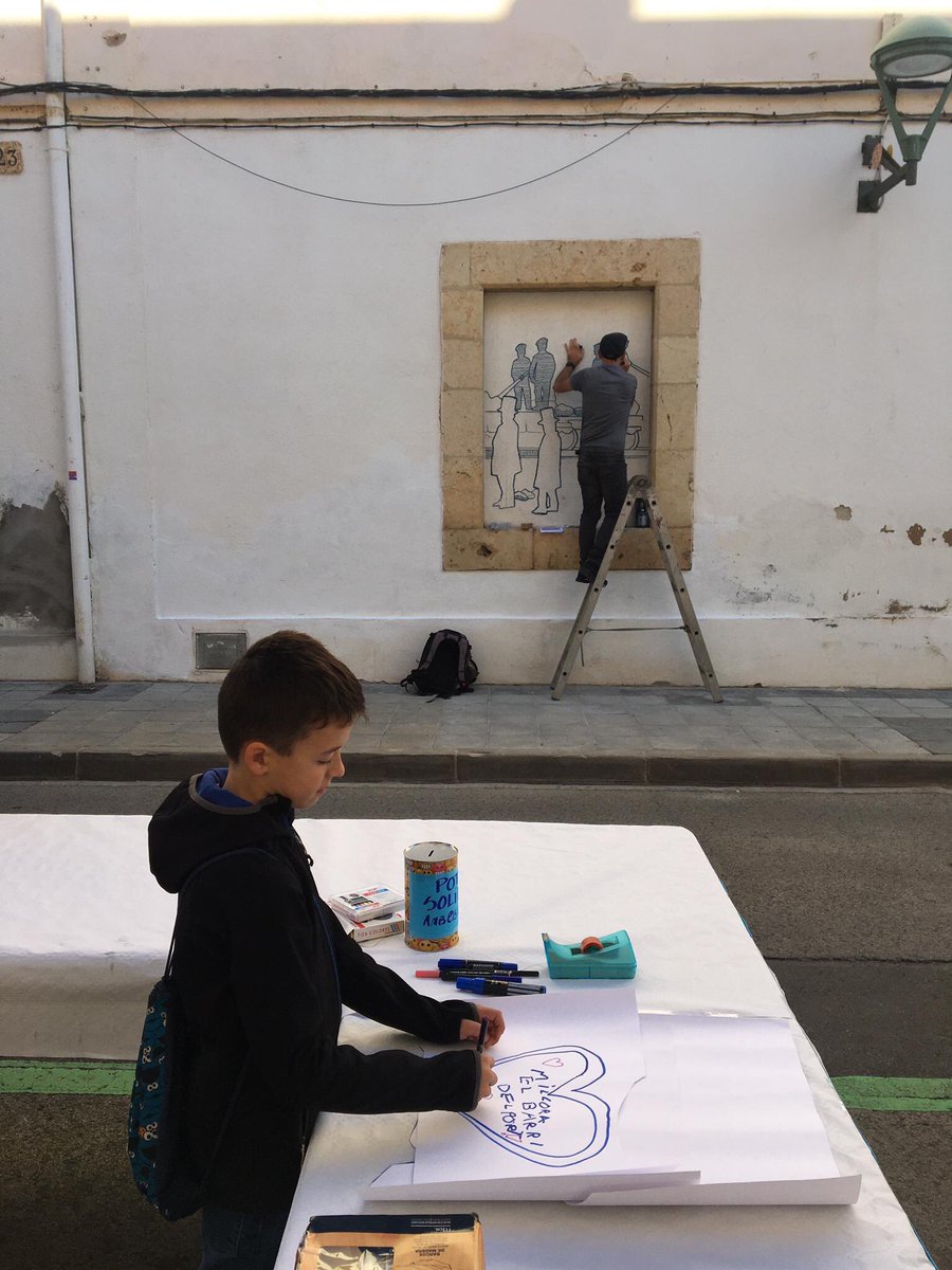 TGNcultura's tweet photo. En aquesta ocasió van ser els artistes @marta_contrer, @BertaArtigal i Tziki els encarregats de pintar els murs de dos immobles situats a la cruïlla entre els carrers Cartagena i Nou de Santa Tecla. Un punt de partida per un projecte que es vol anar estenent pel barri. https://t.co/XmjvNBOsZu