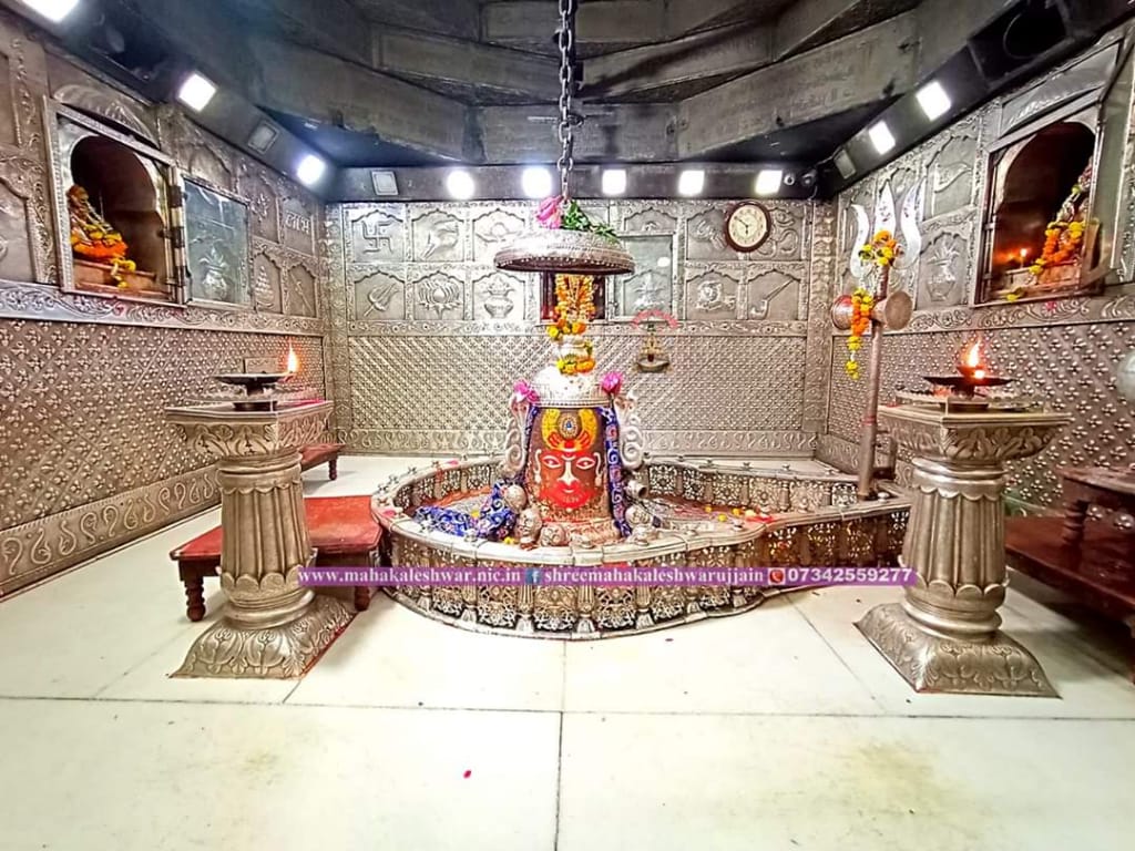 Bhavya_SK17's tweet photo. 🙏🌹 #जय_श्री_महाकाल🌹🙏
🌹श्री महाकालेश्वर ज्योतिर्लिंग जी का संध्या
 श्रंगार आरती दर्शन
5 दिसंबर (गुरुवार)

#मार्गशीर्ष_शुक्ल_नवमी

शुभरात्रि🙏 https://t.co/qebe1SFLtw
