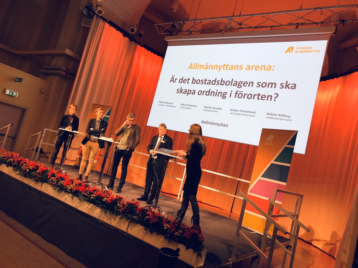 sv_allmannyttan's tweet photo. Civilsamhället och bostadsbolagen är den starkaste kraften i förorten. Den kraften borde finnas i andra delar av samhället, säger Peter Esaiasson #bopol #allmännyttan https://t.co/JhpKGJZeH1