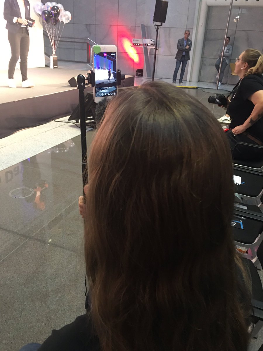 SaxoTom's tweet photo. Immer diese rasenden Reporter...... @DrSilvie bei der Arbeit #skydeckAccelerator #SkydeckDemoDay https://t.co/pVp4WjwyKQ