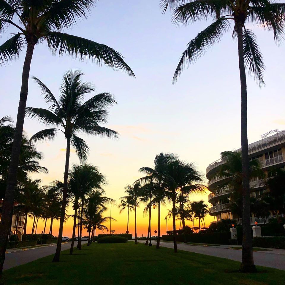Another beautiful #Sunday sky in Palm Beach 💛
•
•
•
#modernluxury #mlpalmbeach #sunday #sun #sky #palmbeach #weekend #sundayvibes