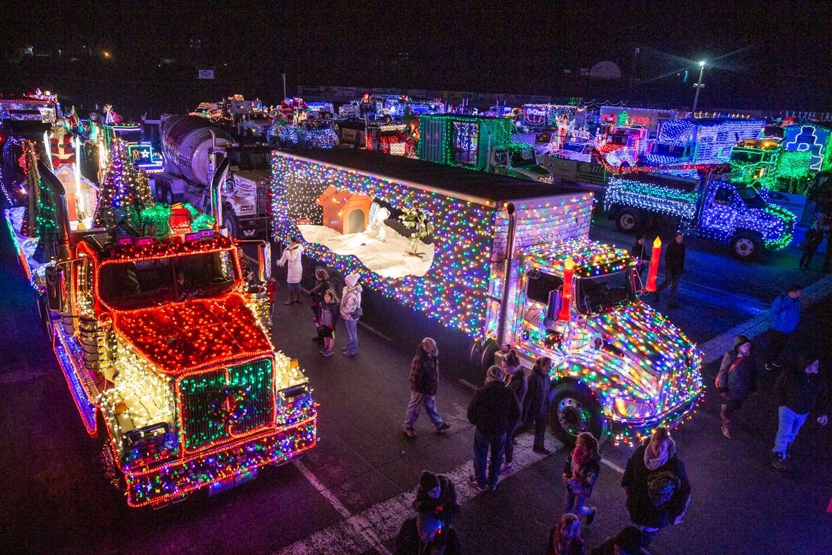 Wow! That's one way to get in the holiday spirit 🤩
#trucking #truckerlife #holidayseason