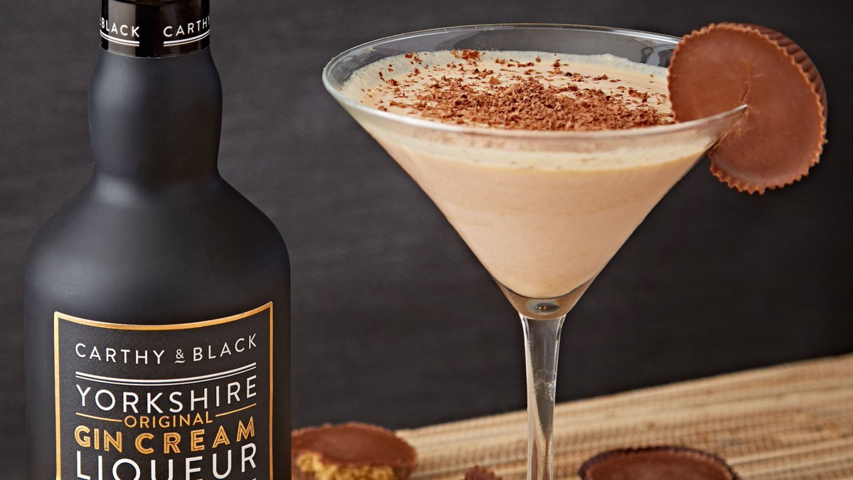 Peanut butter enthusiasts this cocktail is right up your street! Make this #PeanutButter Martini ➡️

50ml Carthy and Black Original Gin Cream
1 Bar Spoon Smooth Peanut Butter
15ml Chocolate Sugar Syrup

Shake ingredients with ice and strain into a biscuit rimmed #martini glass.