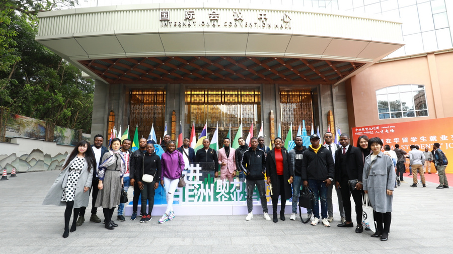 AGBA_CN's tweet photo. < Day 2 >

Massive turn outs of African students eager to meet and network with employers at the first ever CHINA- AFRICA EMPLOYMENT FAIR organized by AGBA

#Africa #Chinafrica #Africanyouth #Opportunities https://t.co/1ON6po6xJb