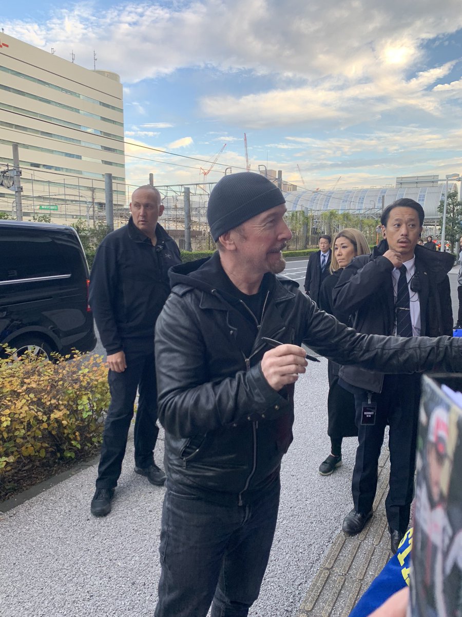 michimoto_satoh's tweet image. アダムは握手だけだったが、The Edgeはなぜかペンを持ったままきてくれたので、今日のチケットにサインをもらった。please come backと言ったらWe willと。まあ、Don’t knowとか言えないよね。
#edge 
#U2 #U2来日 #U2TheJoshuaTree2019