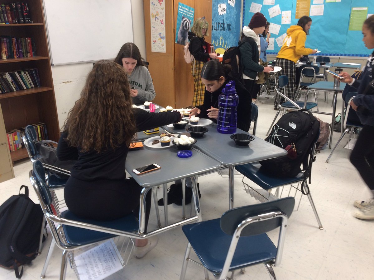 MsRotherham7's tweet photo. Activity Period-Craft and Snack! 90 cupcakes, 25 minutes and one giant vat of frosting! #craftandsnack #activityperiod https://t.co/kpic7kMjpr