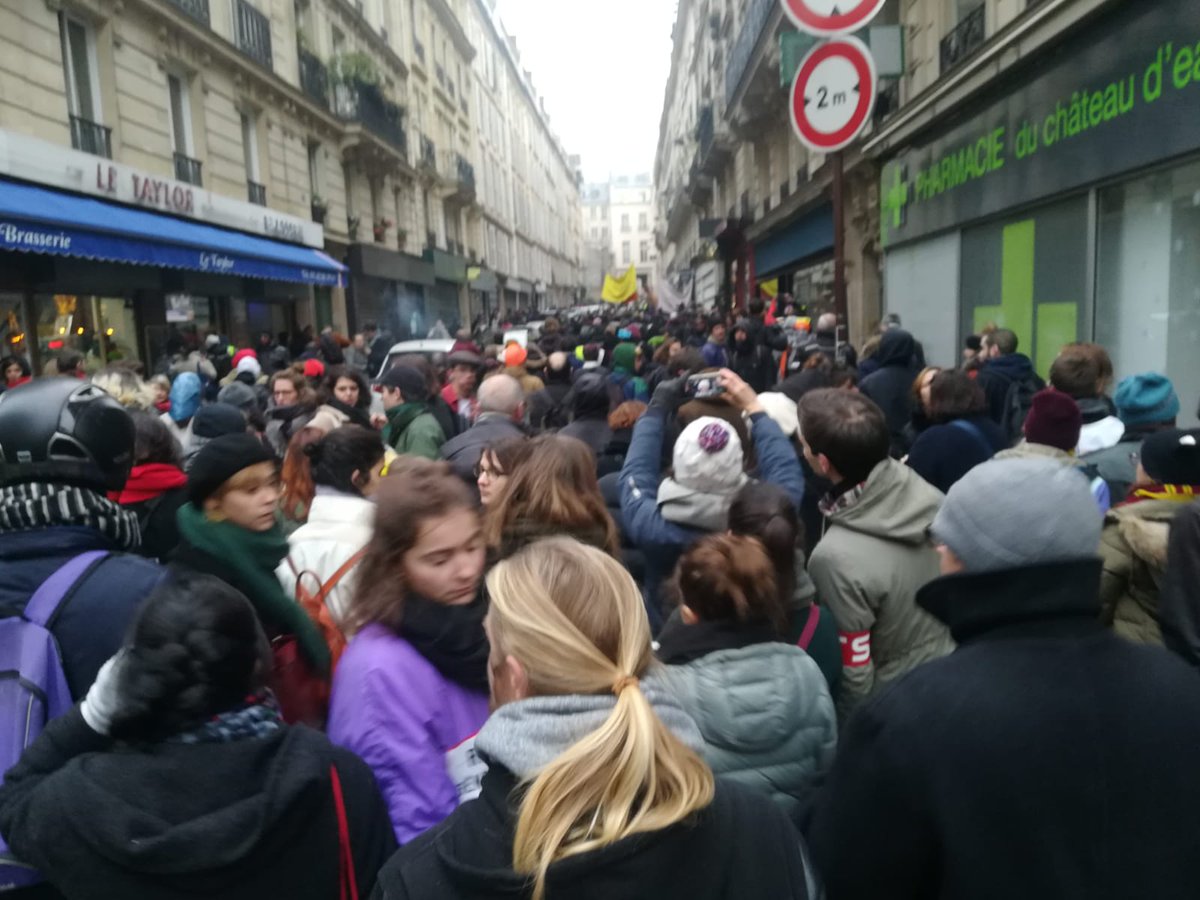 Mediapart's tweet photo. @UdCgt31 #Greve #Paris : L'ambiance de la manifestation est en train de changer alors que les manifestants refluent vers la gare de l'Est ou investissent les petites rues perpendiculaires après les premiers affrontements. Des milliers d'autres piétinent boulevard Magenta. https://t.co/m4CFjg73ab