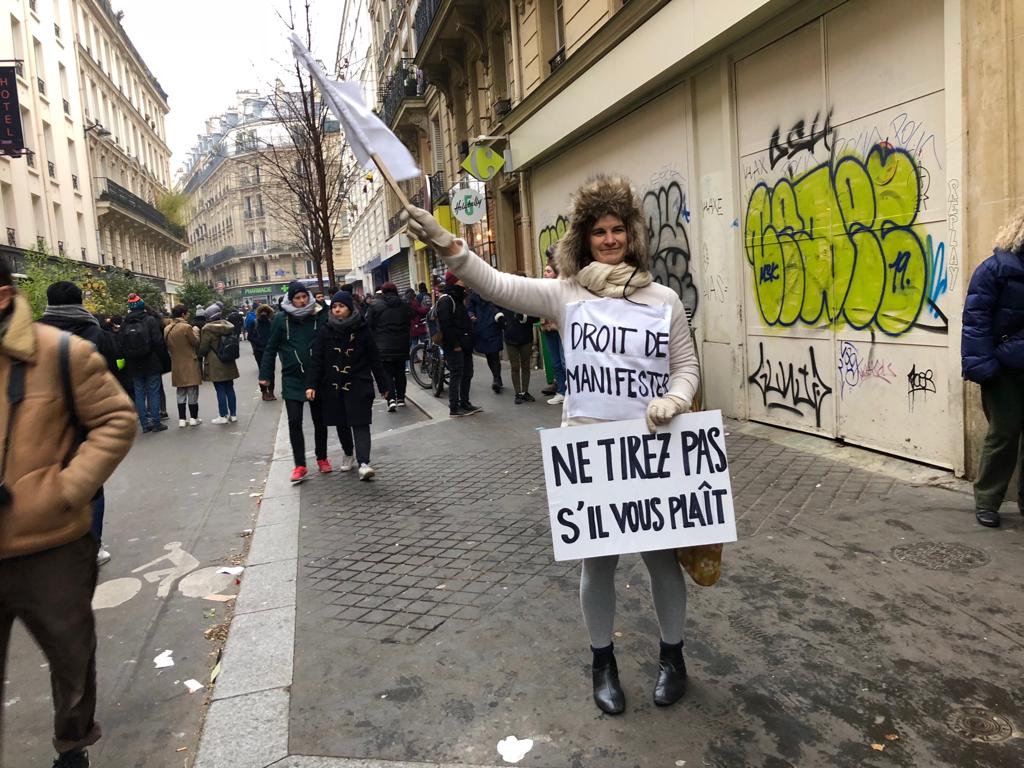 Mediapart's tweet photo. @UdCgt31 #Greve #Paris : L'ambiance de la manifestation est en train de changer alors que les manifestants refluent vers la gare de l'Est ou investissent les petites rues perpendiculaires après les premiers affrontements. Des milliers d'autres piétinent boulevard Magenta. https://t.co/m4CFjg73ab