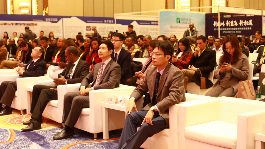 AGBA_CN's tweet photo. Panel of speakers: 
1. Ms. Yang Huifang, Director, Dep't of Science &amp; technology
2. Mr. Li Jinjun, Director, Dep't of Education
3. Mrs. Tracy Huo, VC- AGBA
4. Mr. Guo Liying, Exit &amp; entry Administrations, Guangzhou
5. Mr. Musa, African students rep- Tsinghua University. https://t.co/efmjV1iGYl
