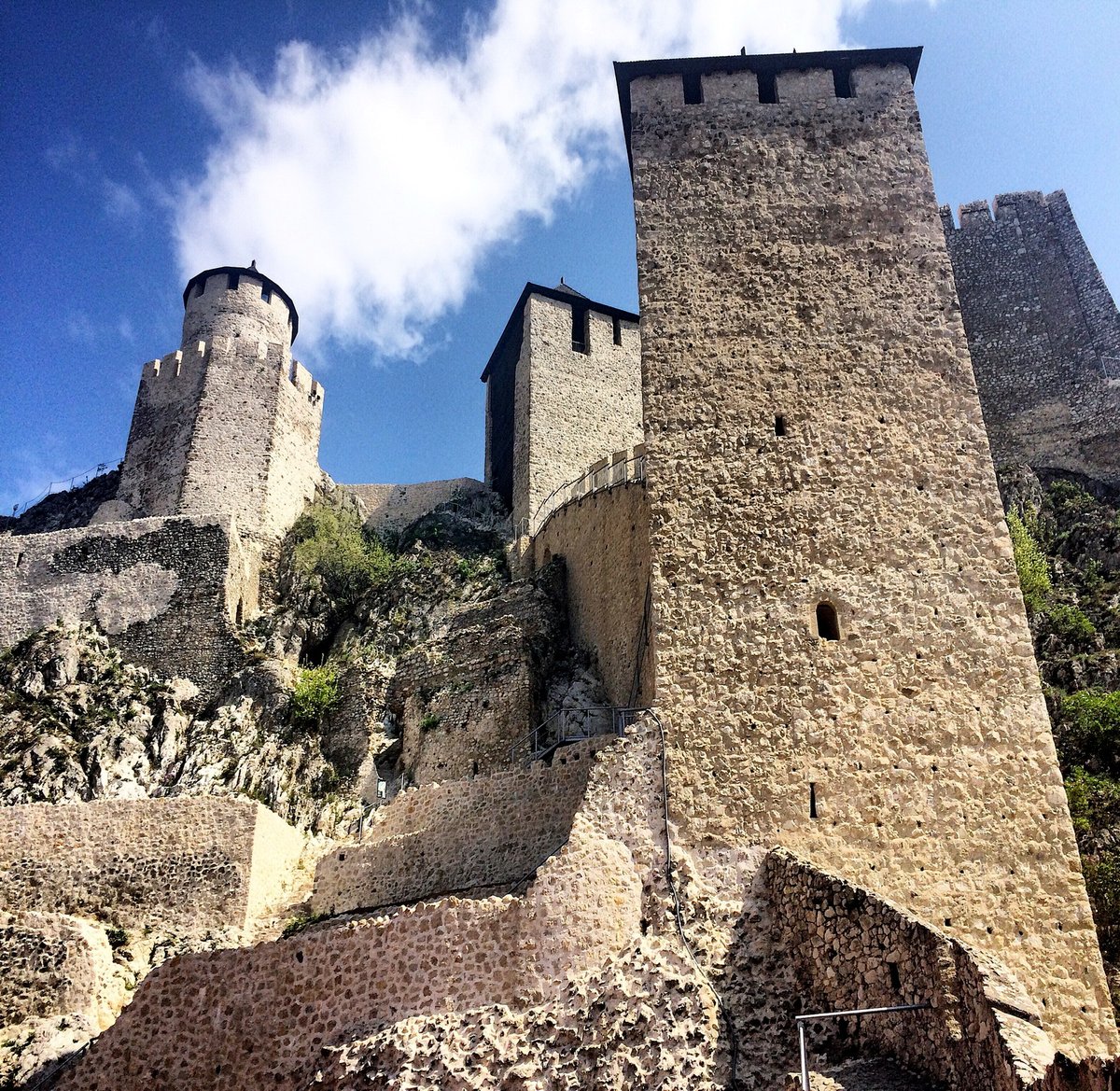 TUmagazin's tweet photo. Golubački grad 

#golubac #golubackigrad #golubackatvrdjava⁣ #golubacfortress #go2serbia  #srbijauslikama #serbia  #srbija #tourist #VidiSrbiju #SeeSerbia #serbia  #slike_srbije_i_balkana #lepotesrbije #putovanje #putovanja #obidjisrbiju #srbijanadlanu #tvrdjava #dunav https://t.co/XlDe68CMfu