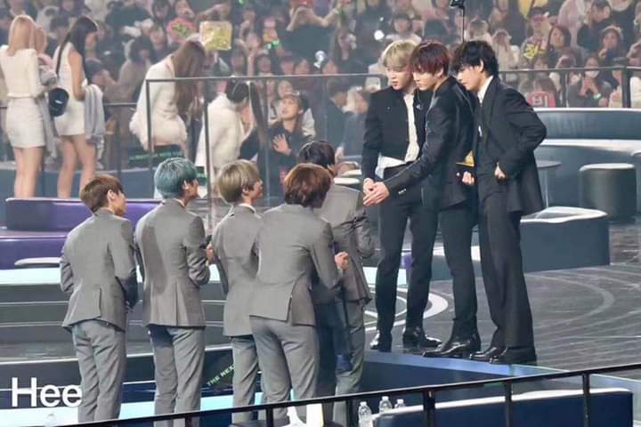 imolgamartin's tweet photo. Thery are hyungs now HAHAHAHA cutieee
#txtandbts https://t.co/cYblb1OBP9