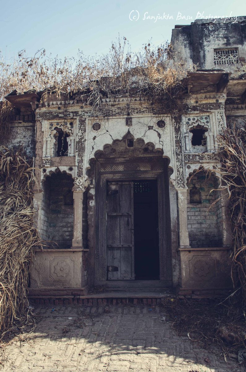 sanjukta's tweet photo. An abandoned Haveli in Mewat, Haryana. I can't remember what was the story, why is it abandoned. I visited this place in 2016, on the day of Demonetization. #SanjuktaBasuPhotography #IAlmostForgot https://t.co/BapeARgag8