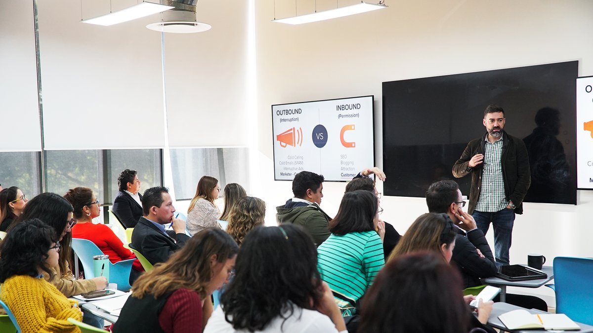ISDI_MX's tweet photo. "O somos moscas o somos miel, ¿cómo logramos ser miel y atraer leads para nuestras marcas? La clave implica aportar valor", afirmó @ipalomera durante su intervención #ISDITalk https://t.co/an4d95TRAP