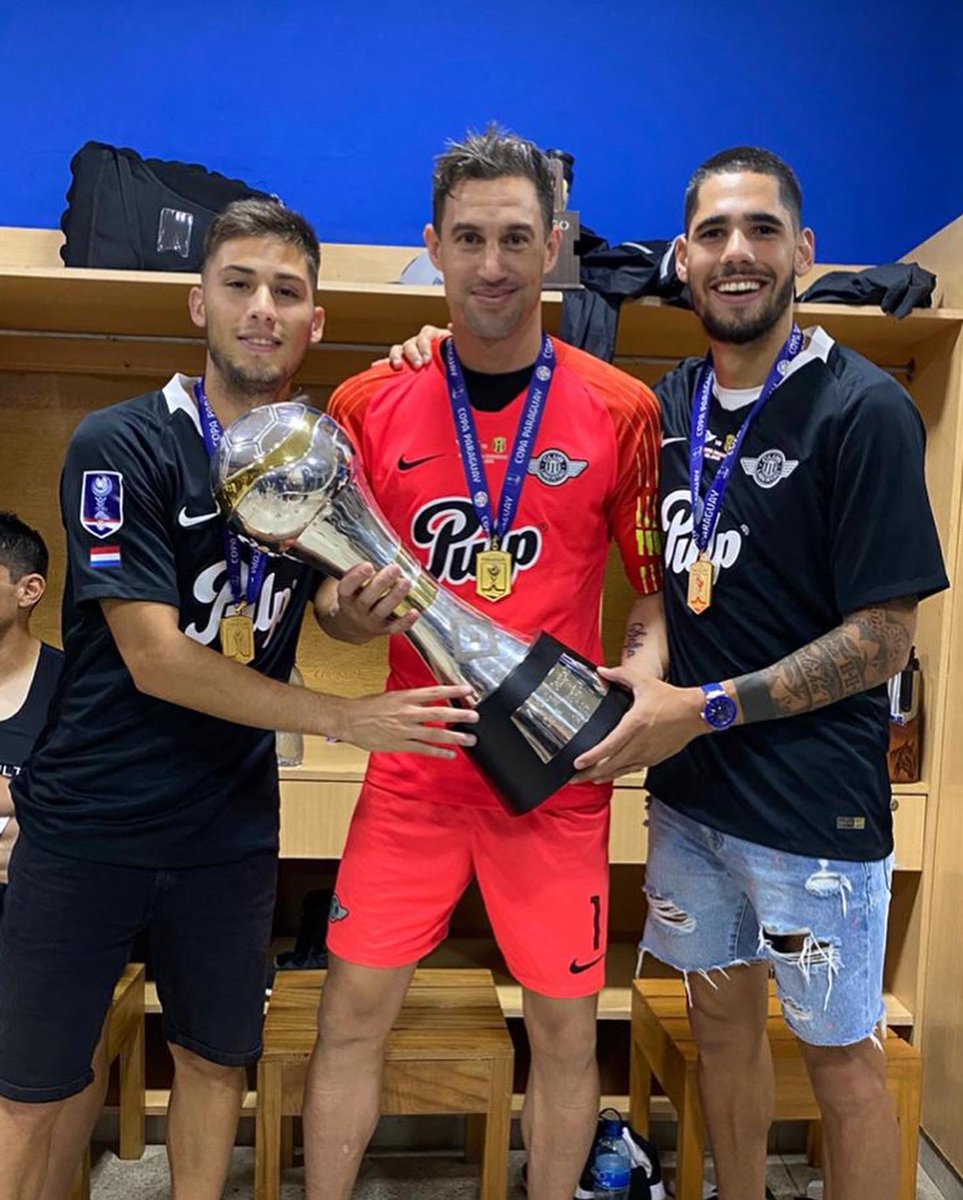 Chinorivero7's tweet photo. Feliz por este título🏆🥇 Y por este gran equipo que siempre quiere más y más 💪💪⚫️⚪️ A terminar el año de la mejor manera! #VamosGUMA #libertad #CopaParaguay #campeones https://t.co/2uOiBzDKtJ