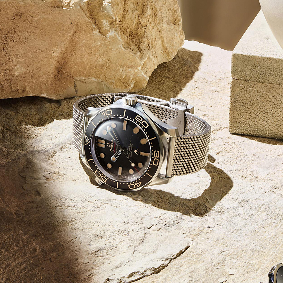 007's tweet photo. OMEGA have unveiled the new watch that will be worn by Bond in #NoTimeToDie. As well as appearing on screen in the 25th 007 film the watch will also be available in @OMEGAwatches current collection from February. https://t.co/HgXgE2xmiL